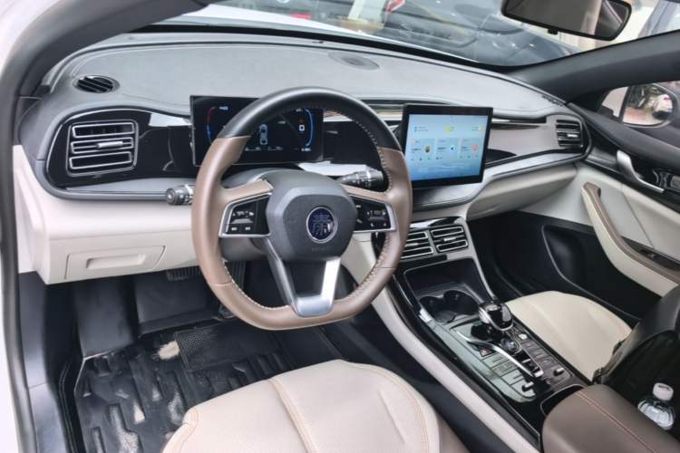 Used BYD Qin PLUS 2023 Champion Edition DM-i 55KM Leading Model Center Console