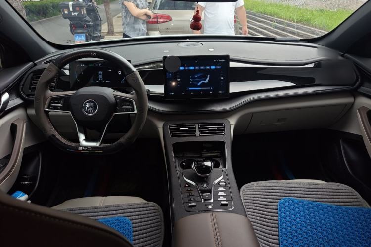Used BYD Qin PLUS 2023 Champion Edition DM-i 55KM Leading Model Center Console
