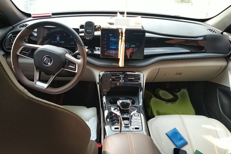 Used BYD Qin PLUS 2023 Champion Edition DM-i 55KM Leading Model Center Console