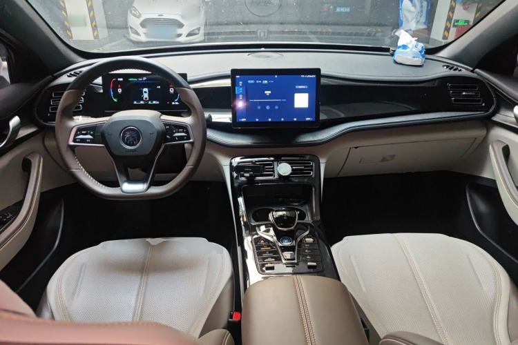 Used BYD Qin PLUS 2023 Champion Edition DM-i 55KM Leading Model Center Console
