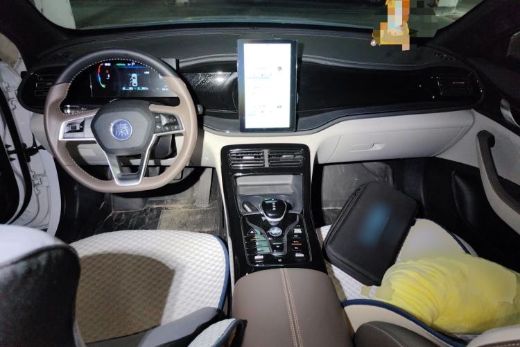 Used BYD Qin PLUS 2023 Champion Edition DM-i 55KM Leading Model Center Console