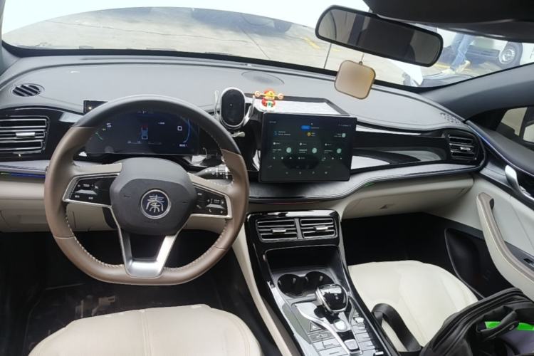 Used BYD Qin PLUS 2023 Champion Edition DM-i 55KM Leading Model Center Console