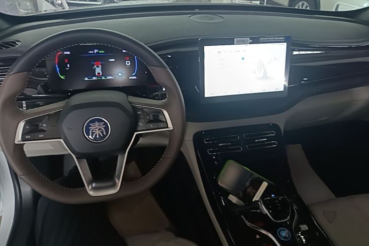 Used BYD Qin PLUS 2023 Champion Edition DM-i 55KM Leading Model Center Console