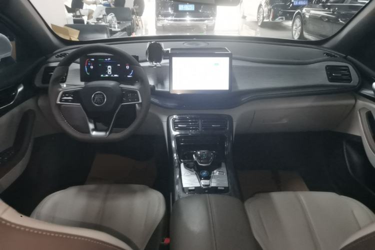 Used BYD Qin PLUS 2023 Champion Edition DM-i 55KM Leading Model Center Console