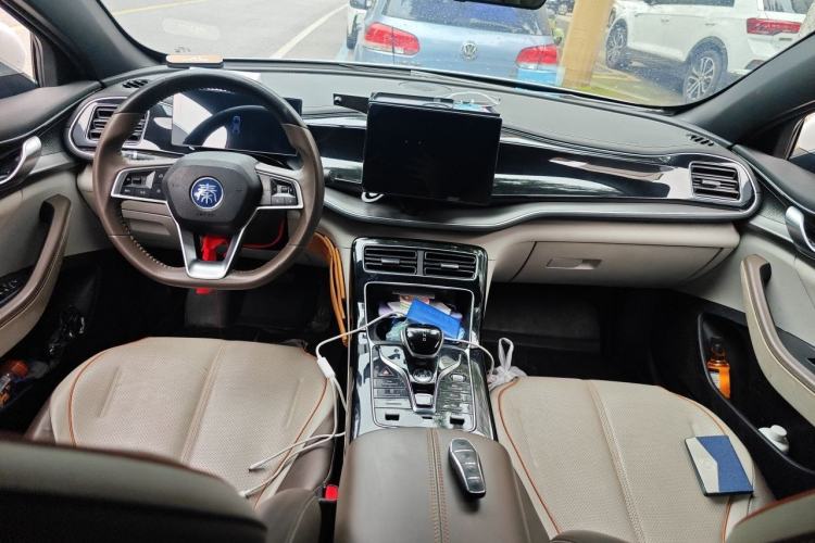 Used BYD Qin PLUS 2023 Champion Edition DM-i 55KM Superior Model Center Console