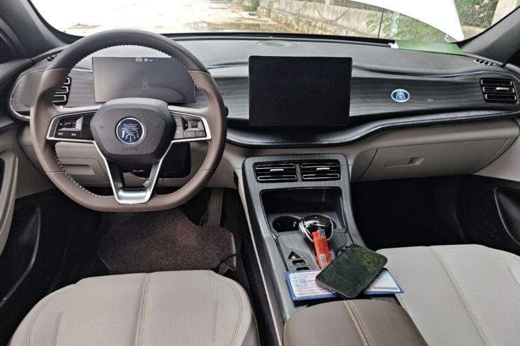 Used BYD Qin PLUS 2023 Champion Edition DM-i 55KM Leading Model Center Console