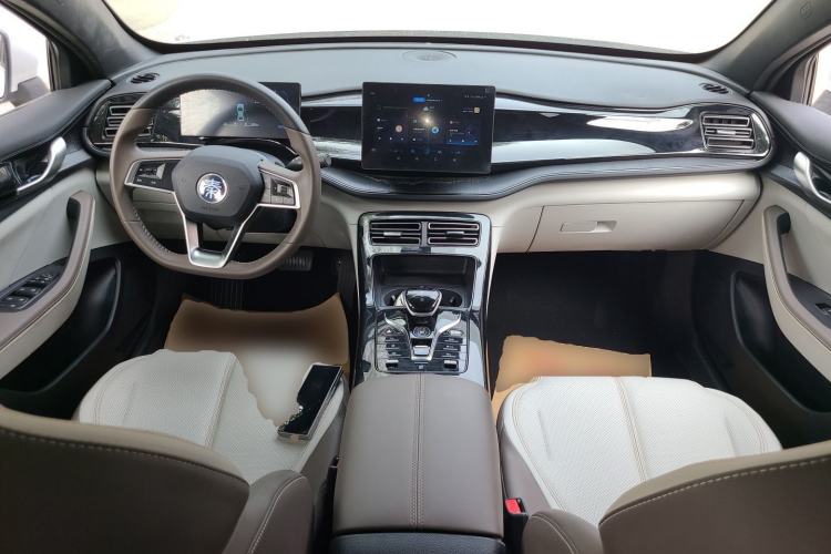 Used BYD Qin PLUS 2023 Champion Edition DM-i 55KM Leading Model Center Console
