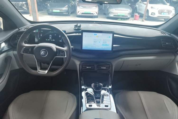 Used BYD Qin PLUS 2023 Champion Edition DM-i 55KM Leading Model Center Console