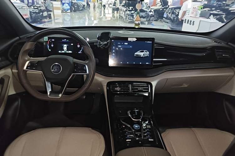 Used BYD Qin PLUS 2023 Champion Edition DM-i 55KM Leading Model Center Console