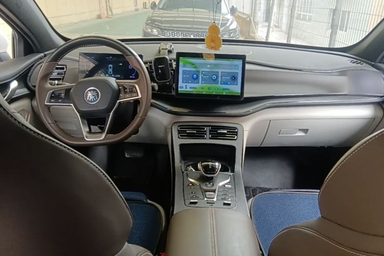 Used BYD Qin PLUS 2023 Champion Edition DM-i 55KM Leading Model Center Console