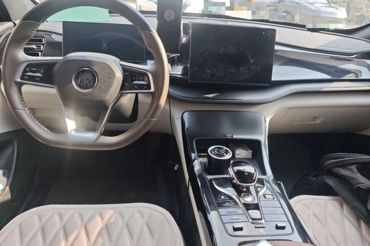 Used BYD Qin PLUS 2023 Champion Edition DM-i 55KM Leading Model Center Console