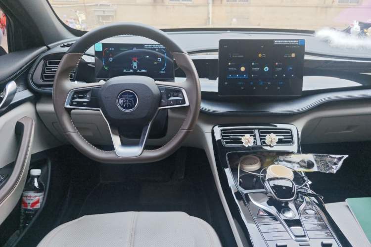 Used BYD Qin PLUS 2023 Champion Edition DM-i 55KM Leading Model Center Console