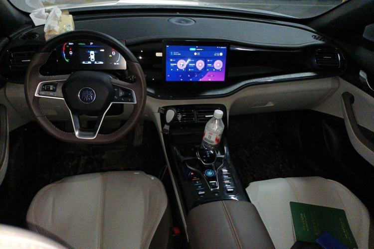 Used BYD Qin PLUS 2023 Champion Edition DM-i 55KM Leading Model Center Console