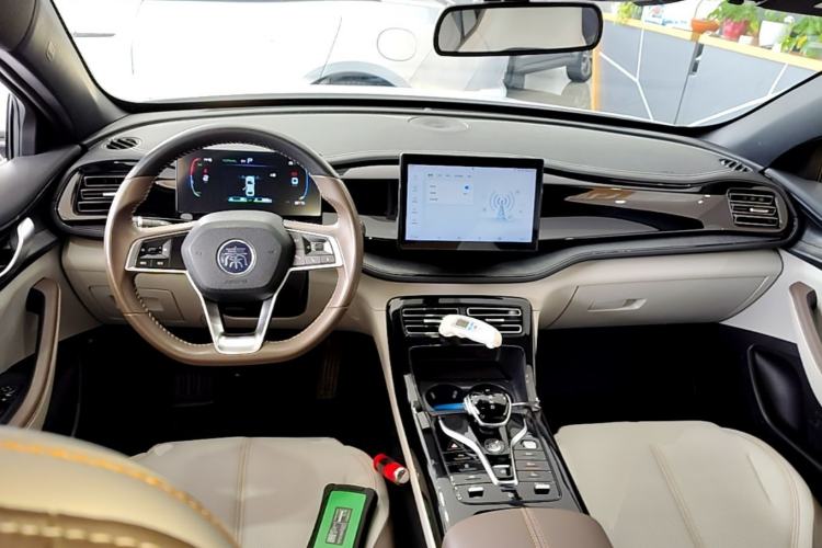 Used BYD Qin PLUS 2023 Champion Edition DM-i 55KM Leading Model Center Console