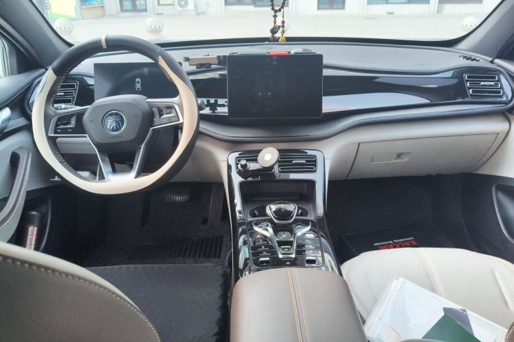 Used BYD Qin PLUS 2023 Champion Edition DM-i 55KM Leading Model Center Console