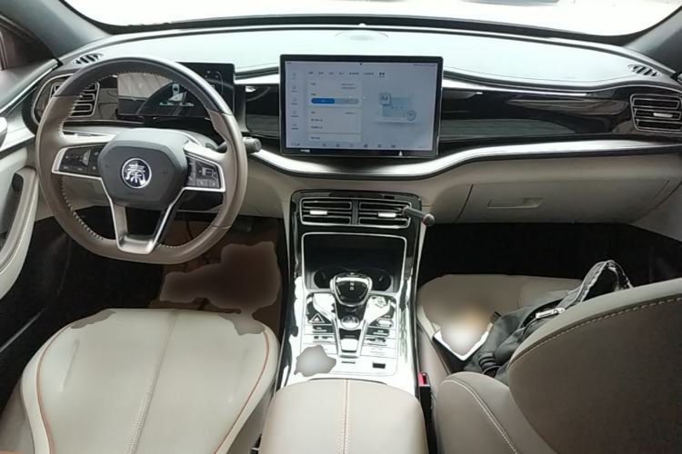 Used BYD Qin PLUS 2023 Champion Edition DM-i 120KM Beyond Model Center Console