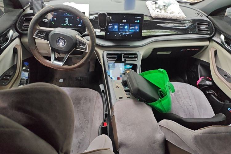Used BYD Qin PLUS 2023 Champion Edition DM-i 55KM Leading Model Center Console