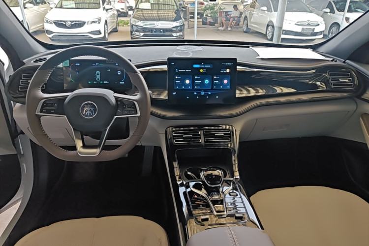Used BYD Qin PLUS 2023 Champion Edition DM-i 55KM Leading Model Center Console