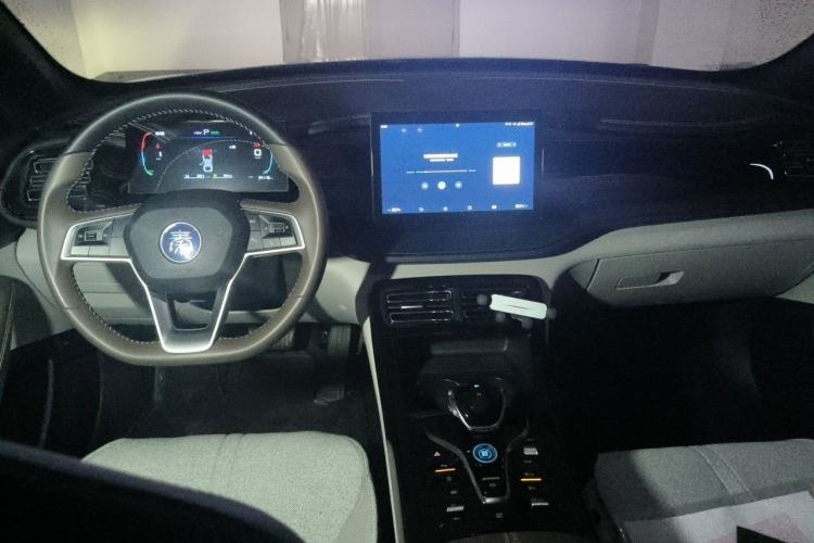 Used BYD Qin PLUS 2023 Champion Edition DM-i 55KM Leading Model Center Console