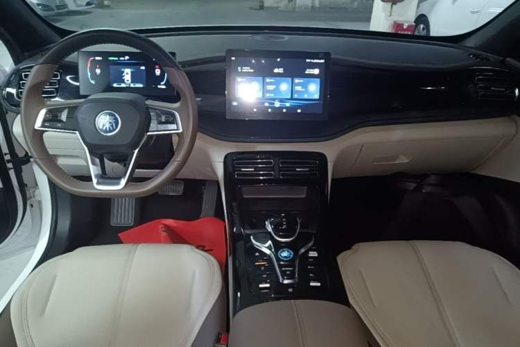 Used BYD Qin PLUS 2023 Champion Edition DM-i 55KM Leading Model Center Console