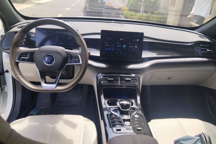 Used BYD Qin PLUS 2023 Champion Edition DM-i 55KM Leading Model Center Console