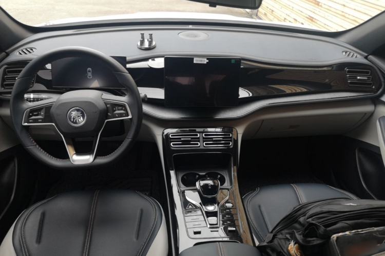Used BYD Qin PLUS 2023 Champion Edition DM-i 55KM Leading Model Center Console