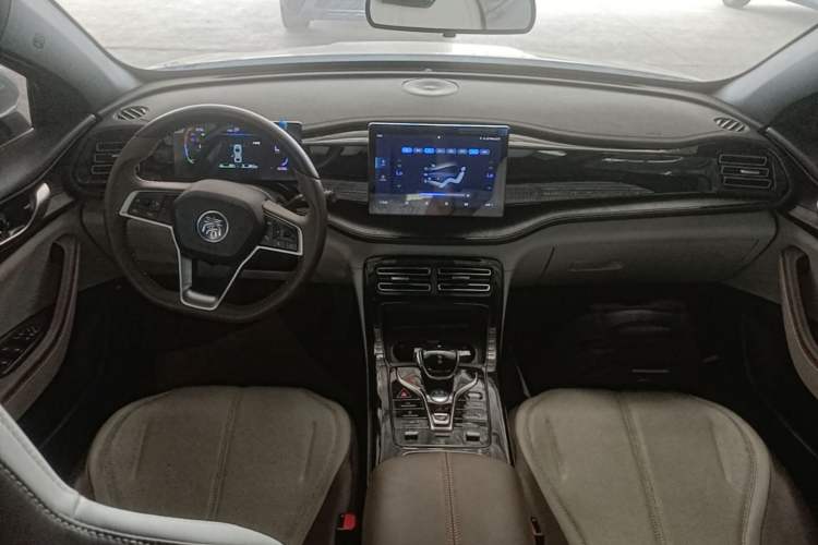 Used BYD Qin PLUS 2023 Champion Edition DM-i 55KM Leading Model Center Console