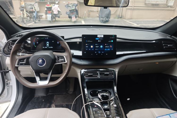 Used BYD Qin PLUS 2023 Champion Edition DM-i 55KM Leading Model Center Console