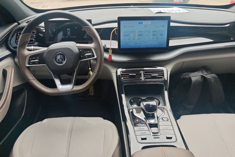 Used BYD Qin PLUS 2023 Champion Edition DM-i 55KM Leading Model Center Console