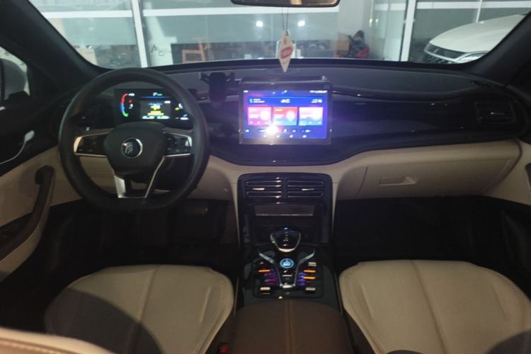 Used BYD Qin PLUS 2023 Champion Edition DM-i 55KM Leading Model Center Console