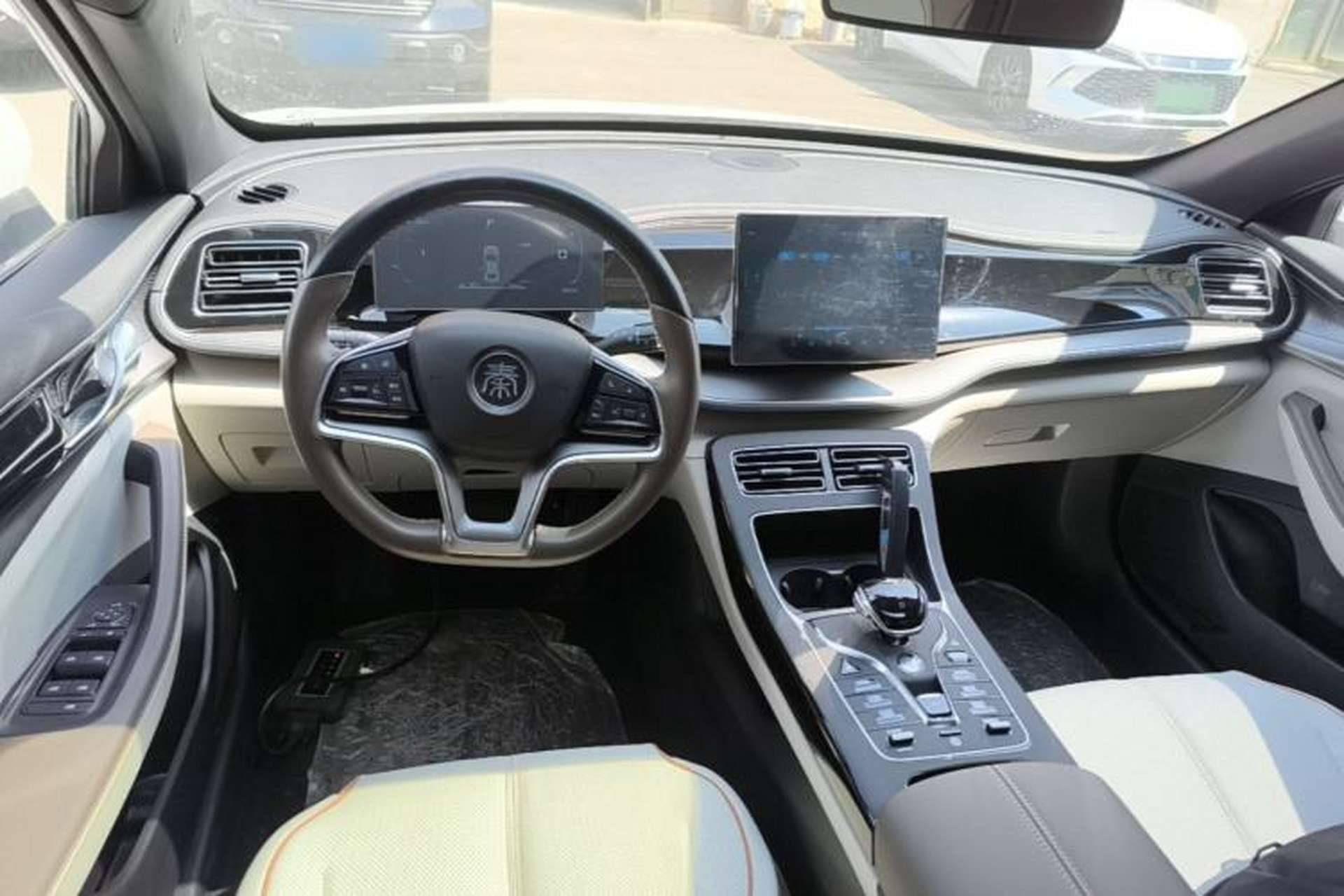 Used BYD Qin PLUS 2023 Champion Edition EV 420KM Superior Model Center Console