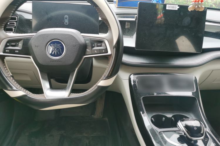 Used BYD Qin PLUS 2023 Champion Edition DM-i 55KM Leading Model Center Console