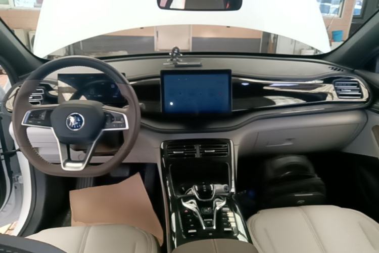 Used BYD Qin PLUS 2023 Champion Edition DM-i 55KM Leading Model Center Console