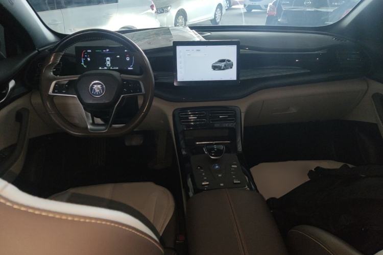 Used BYD Qin PLUS 2023 Champion Edition DM-i 55KM Leading Model Center Console