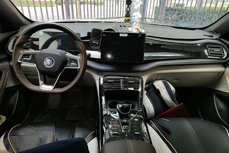 Used BYD Qin PLUS 2023 Champion Edition DM-i 55KM Leading Model Center Console