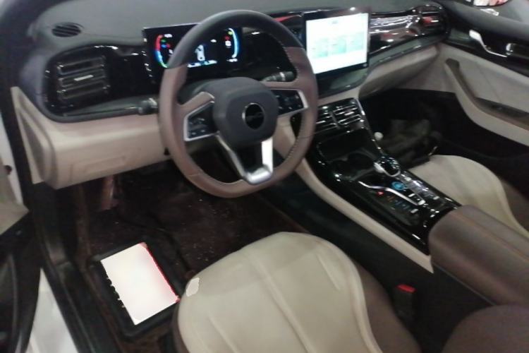 Used BYD Qin PLUS 2023 Champion Edition DM-i 55KM Leading Model Center Console