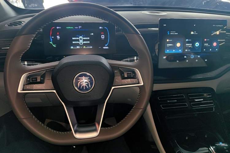 Used BYD Qin PLUS 2023 Champion Edition DM-i 55KM Leading Model Center Console