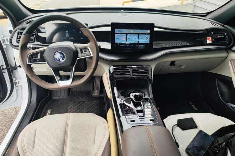 Used BYD Qin PLUS 2023 Champion Edition DM-i 55KM Leading Model Center Console