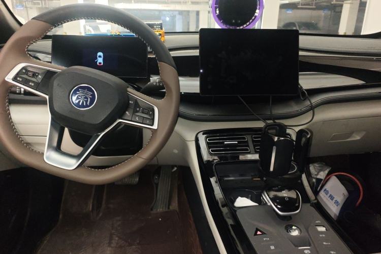 Used BYD Qin PLUS 2023 Champion Edition DM-i 55KM Leading Model Center Console