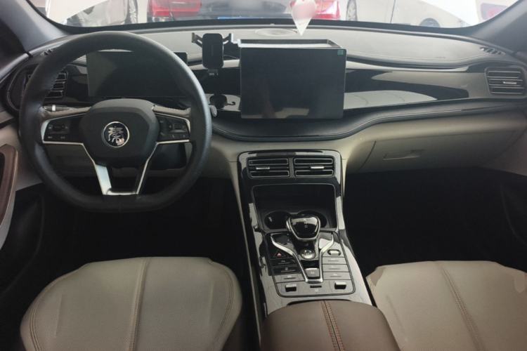 Used BYD Qin PLUS 2023 Champion Edition DM-i 55KM Leading Model Center Console