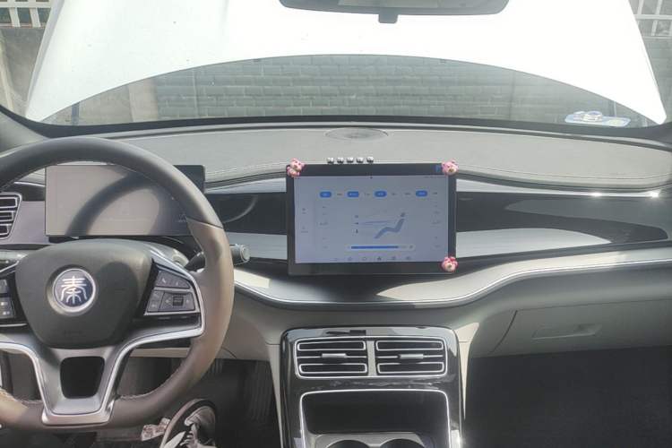 Used BYD Qin PLUS 2023 Champion Edition EV 420KM Superior Model Center Console