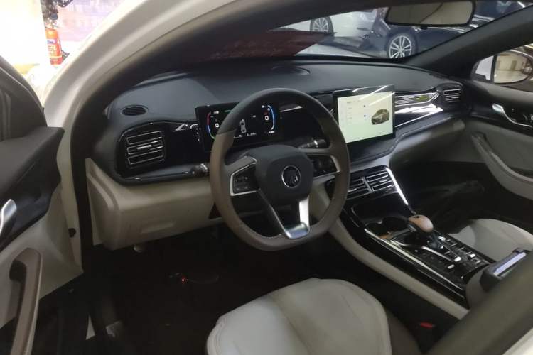 Used BYD Qin PLUS 2023 Champion Edition DM-i 55KM Leading Model Center Console