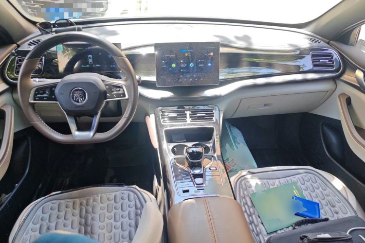 Used BYD Qin PLUS 2023 Champion Edition DM-i 55KM Superior Model Center Console