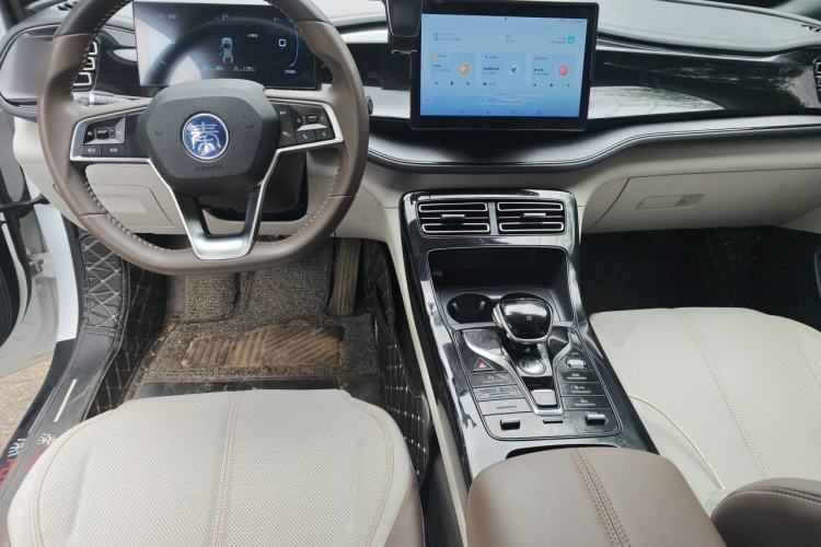 Used BYD Qin PLUS 2023 Champion Edition DM-i 55KM Leading Model Center Console
