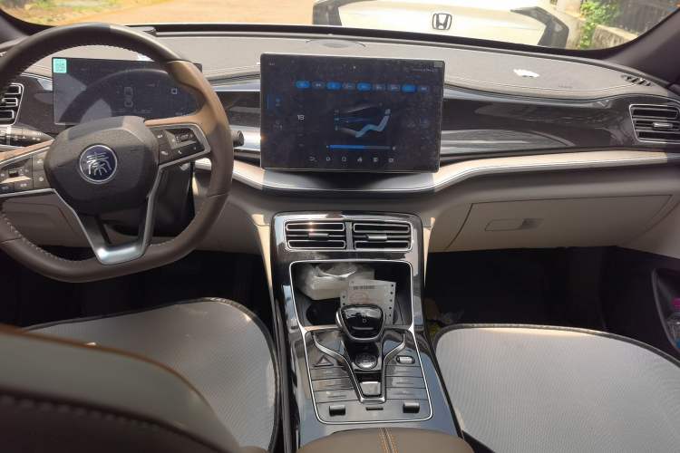 Used BYD Qin PLUS 2023 Champion Edition DM-i 120KM Beyond Model Center Console