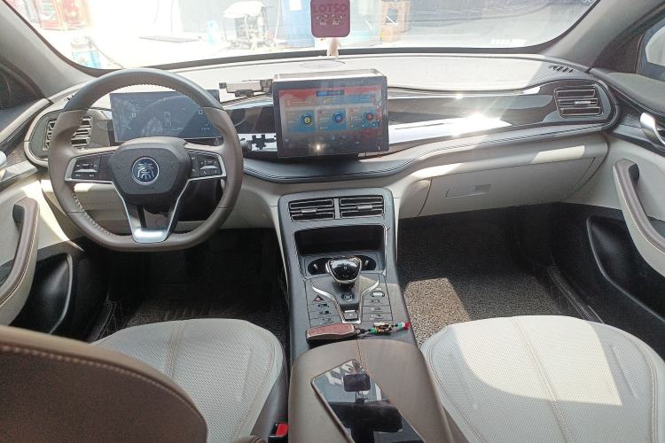 Used BYD Qin PLUS 2023 Champion Edition DM-i 55KM Leading Model Center Console