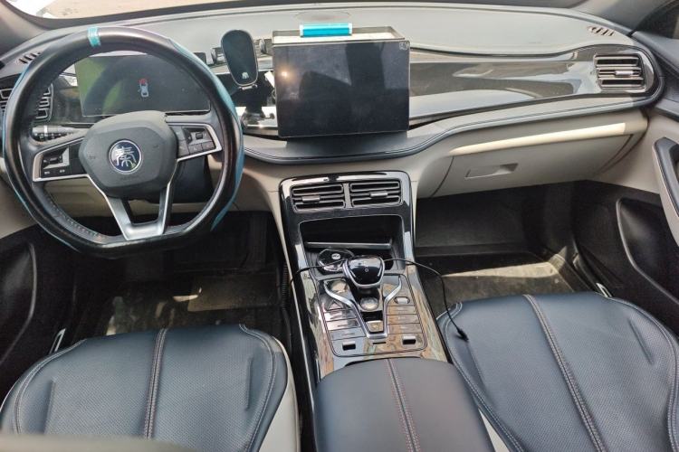 Used BYD Qin PLUS 2023 Champion Edition DM-i 55KM Leading Model Center Console
