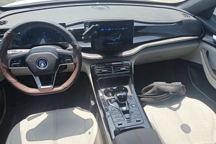 Used BYD Qin PLUS 2023 Champion Edition DM-i 55KM Leading Model Center Console