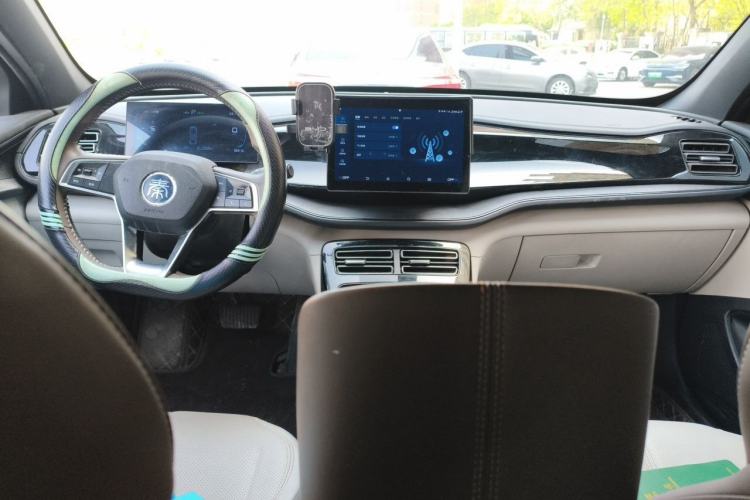 Used BYD Qin PLUS 2023 Champion Edition DM-i 55KM Leading Model Center Console