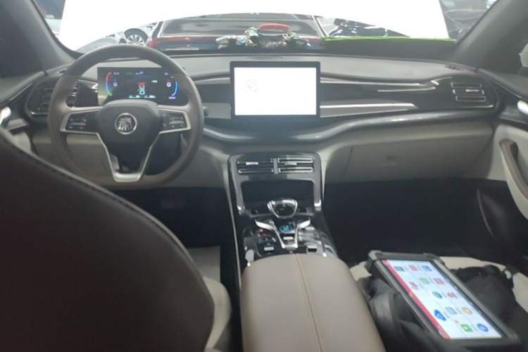 Used BYD Qin PLUS 2023 Champion Edition DM-i 55KM Leading Model Center Console
